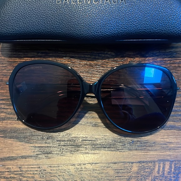 Balenciaga sunglasses. Brand new with case and lense cleaner cloth - Picture 5 of 12